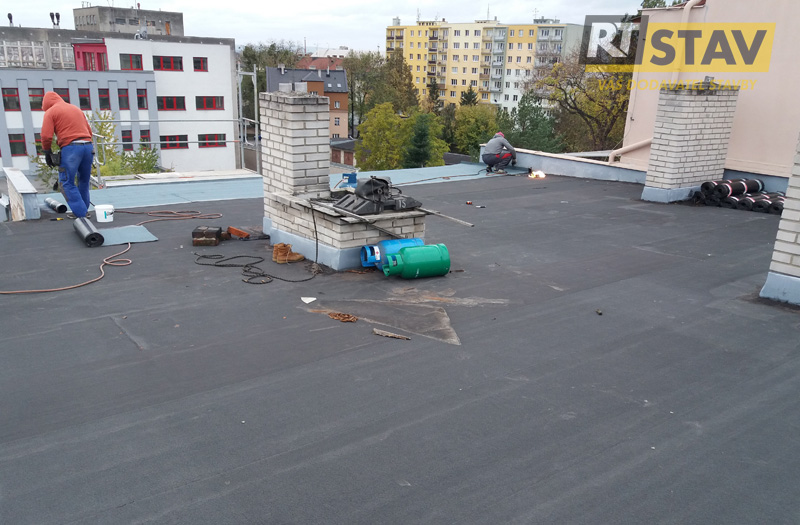 Oprava střechy domu